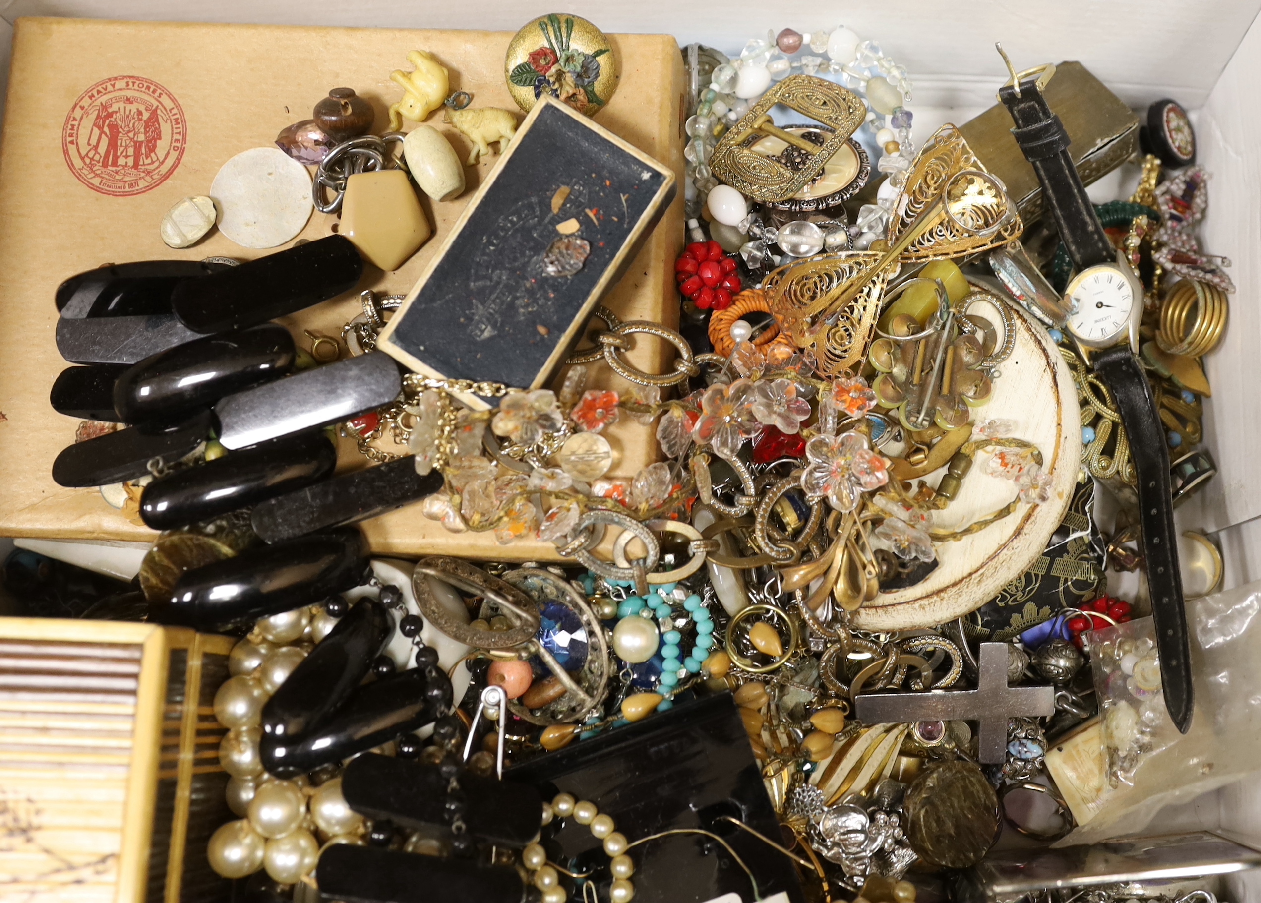 A quantity of assorted costume jewellery.